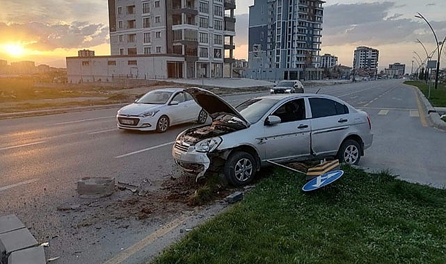 Otomobil refüje çarptı: 6 yaralı
