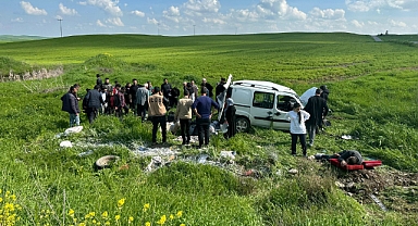 Otomobil tarlaya uçtu: 3'ü ağır 4 yaralı