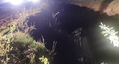 Otomobil uçuruma devrildi, 6 yaralı