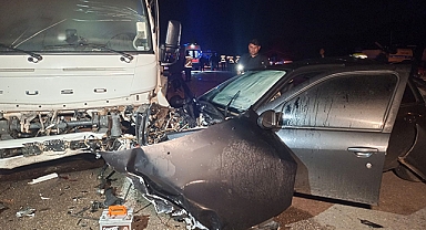 Otomobil vinçle çarpıştı: 2 ölü