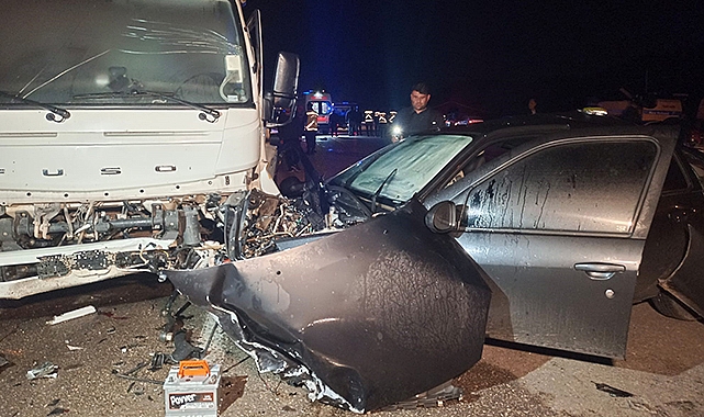 Otomobil vinçle çarpıştı: 2 ölü