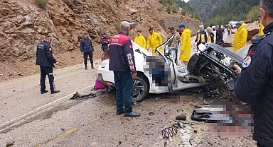 Otomobilin üzerine kaya parçası düştü: 4 ölü