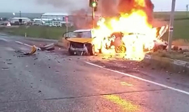 Otomobiller kavşakta çarpıştı: 8 yaralı