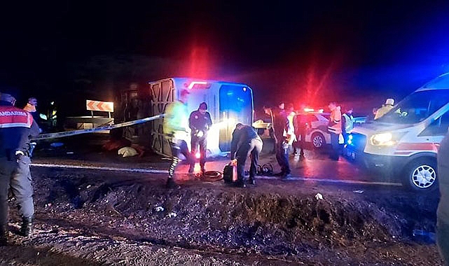 Personellerini taşıyan otobüs devrildi: 3 ölü, 14 yaralı