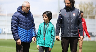 Rıza Çalımbay, görevini depremzede Abdullah'a devretti