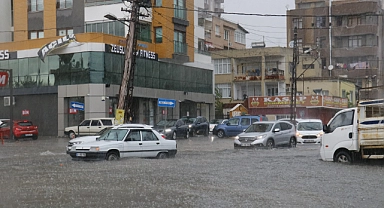 Sağanak ve dolu sele neden oldu