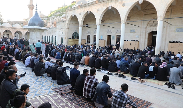 Şanlıurfa’da vatandaşlar camilere sığmadı