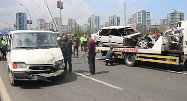 Şanlıurfa karayolunda trafiği birbirine kattı: 2 yaralı