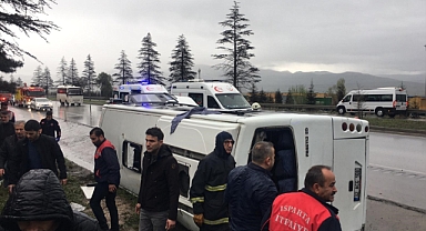 Servis aracı devrildi: 17 yaralı