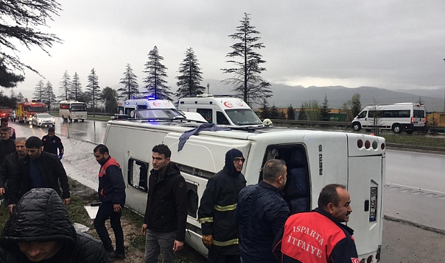 Servis aracı devrildi: 17 yaralı