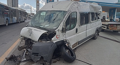 Servis minibüsü iki otomobile çarptı: 6 yaralı