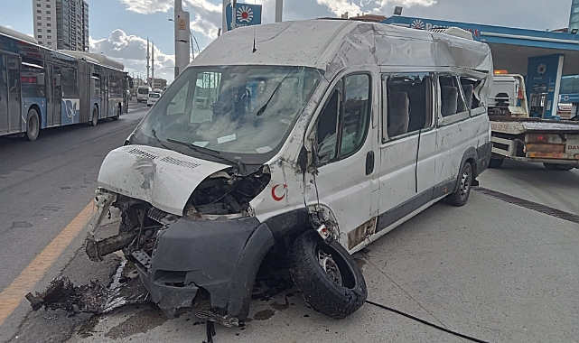 Servis minibüsü iki otomobile çarptı: 6 yaralı