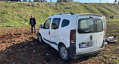 Ticari araç tarlaya uçtu: 2 yaralı