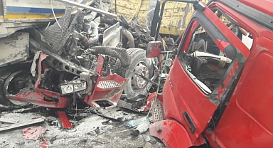 Tır kamyona çarptı: 2 yaralı