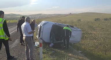Urfa'da otomobil şarampole devrildi