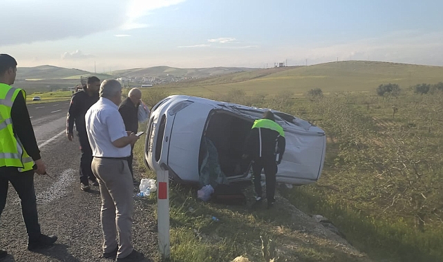 Urfa'da otomobil şarampole devrildi