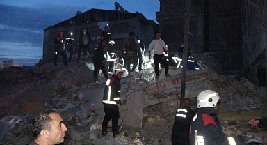 3 katlı ağır hasarlı bina çöktü: 1 kişi öldü