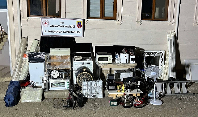 Adıyaman’da hasarlı binalardan eşya çalanlar yakalandı