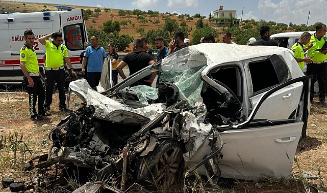 Antep'te kamyon ile otomobil çarpıştı