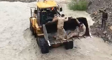 Askeri araç Zap suyuna uçtu