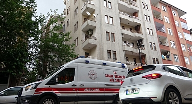 Balkonda yaşlı adamın üzerine dolap düştü