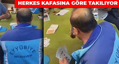 Belediye personeli mesai saatinde kahvede kağıt oynadı!