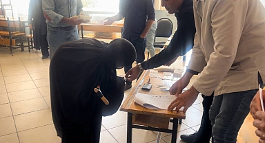 Ceylanpınar'da 92 yaşındaki nine sandığa yürüyerek gitti