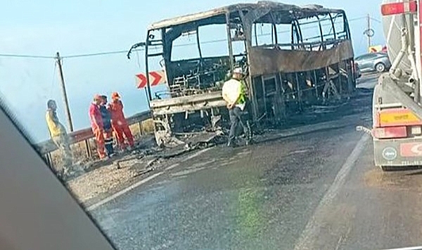 Çok sayıda yolcusu bulunan otobüs alev aldı
