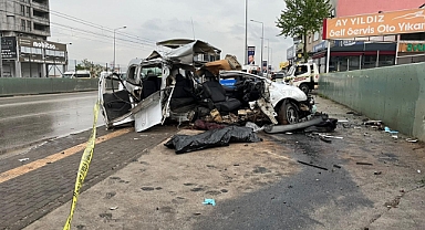 Demir kapıya çarpan araç ikiye bölündü! 2 ölü, 1 yaralı