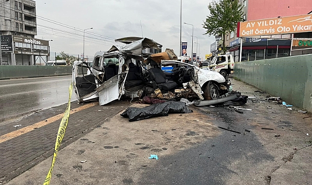 Demir kapıya çarpan araç ikiye bölündü! 2 ölü, 1 yaralı