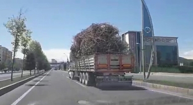 Demir yüklü kamyon dehşet saçtı