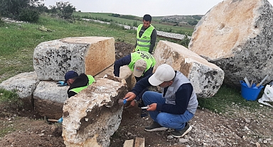 Depremde yıkılan tokalaşma sütunu yeniden onarılıyor