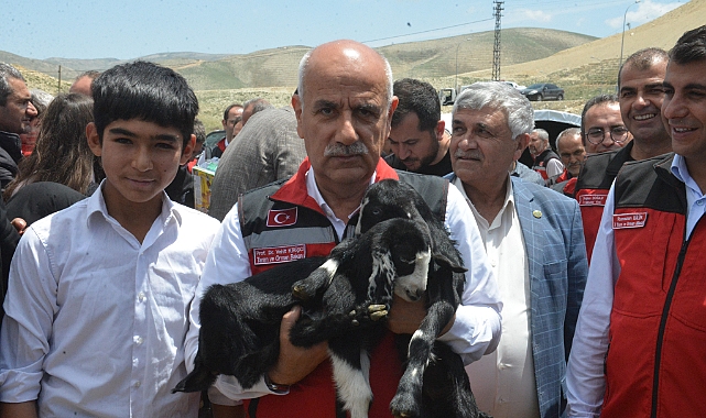 Depremzede yetiştiricilere karşılıksız havyan dağıtımı