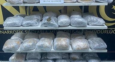 Durdurulan bir minibüste kilolarca uyuşturucu bulundu