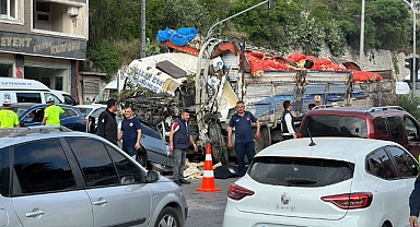Freni patlayan kamyon araçlara daldı: 3 ölü, 20 yaralı