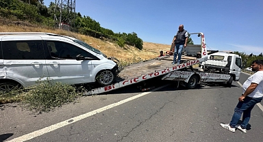 Hafif ticari araç elektrik direğine çarptı