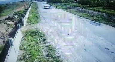 Hafif ticari araç ile otomobil kafa kafaya çarpıştı