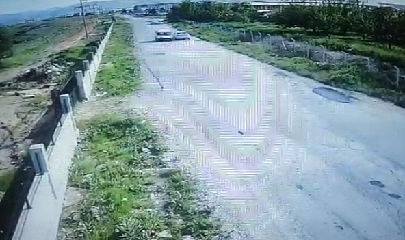 Hafif ticari araç ile otomobil kafa kafaya çarpıştı