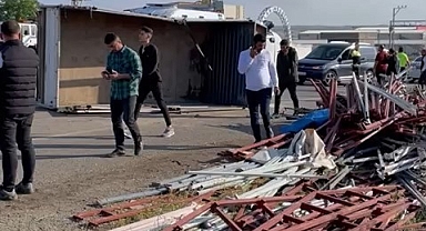 İnşaat malzemesi yüklü kamyon devrildi
