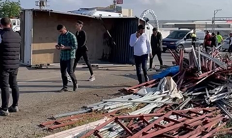 İnşaat malzemesi yüklü kamyon devrildi