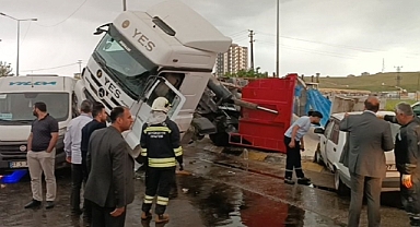 İşçi servisi, otomobil ve kamyon kazaya karıştı