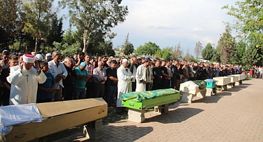 Kamyon faciasında ölen 7 kişi defnedildi