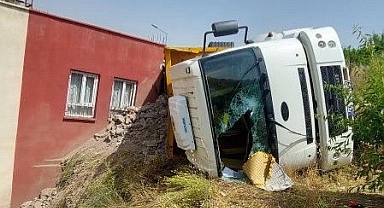Kamyon şarampole devrildi