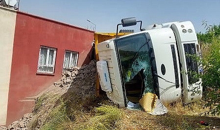 Kamyon şarampole devrildi