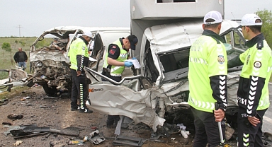 Kamyonetle minibüs çarpıştı! Ölü ve yaralılar var