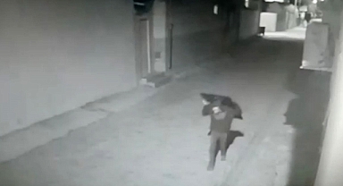 Kendi evinden çaldığı televizyonu sırtlayarak götürdü