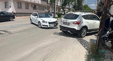 Kilis'te otomobil ile motosiklet çarpıştı: 2 yaralı