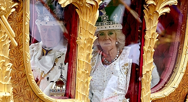 Kral III. Charles, Kraliyet tacını giydi