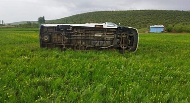 Minibüs tarlaya devrildi: Ölü ve yaralılar var