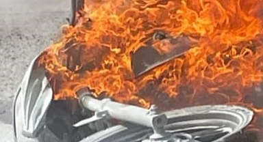 Motosiklet otomobile çarpıp alev aldı